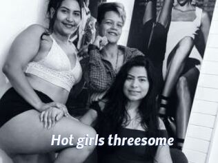 Hot_girls_threesome